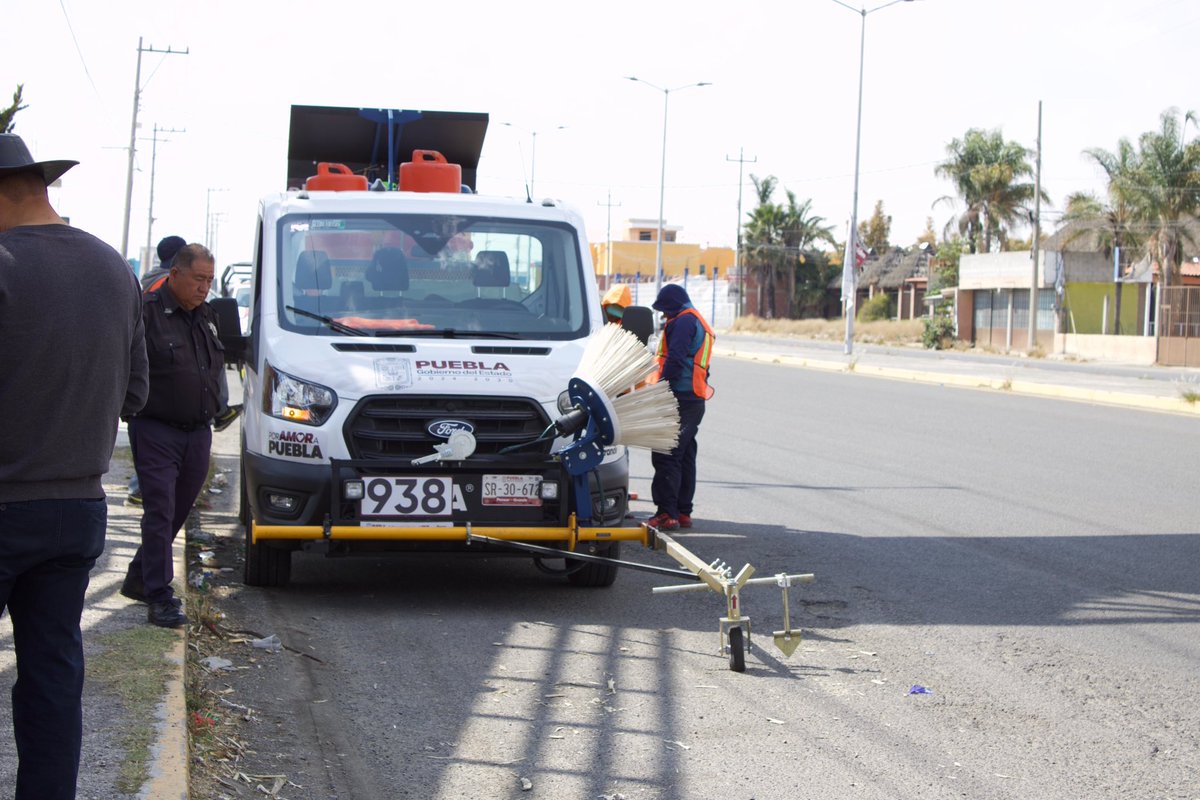 GeoPacheqo's tweet photo. Gracias al trabajo coordinado del gobernador, @armentapuebla_ y de nuestro Presidente, iniciaron los trabajos de señalización y pintura en la cinta asfáltica del tramo que comprende de Los Pilares a Casa Blanca, acciones que permitirán mejorar la seguridad vial, la movilidad https://t.co/Nsj5xWB9ED