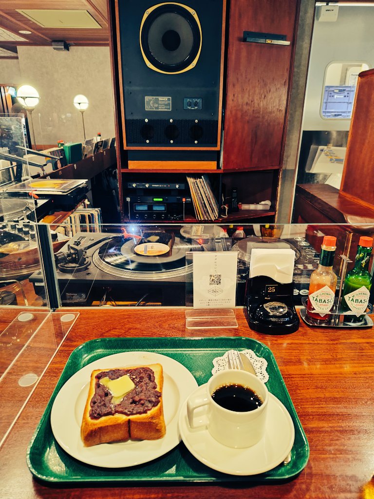 mitsuo1977's tweet photo. 東京駅グランスタのDEPOT。
Tanoyの巨大スピーカー、レコードターンテーブル、ヴィンテージ感満載の空間…コレでプリンスの「Starfish ＆ Coffee」がLPレコードで流れる店内…さすがに心地いい。
モーニングのあんバタートーストを食べな���ら、仕事前のまったり時間を楽しむ。
名物のほろ苦プリン食べに今度は午後に訪れよう。
きみもこんな隠れ家、好き？
 #カフェ活 #東京駅 #シティポップ
