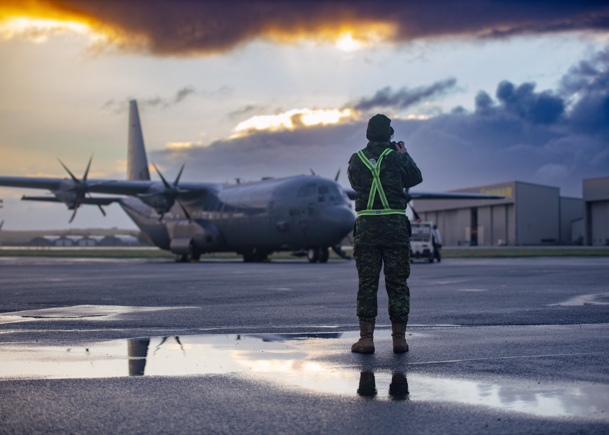 SamuelRoberge_'s tweet photo. Canadiens au Moyen-Orient:

5 mars: ~107 000, selon @AMC_corporatif 
6 mars: ~200 membres des @ForcesCanada

Le 🇨🇦 prépare discrètement une possible évacuation de civils, mais aucune demande officielle n’a encore été faite aux Forces armées canadiennes (FAC) https://t.co/B4NXtA2Pzv