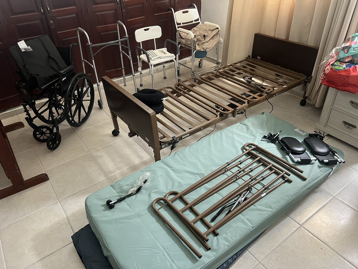 Hola, voy a donar un sin fin de equipamiento para personas con dificultades de salud, ya algunas cosas de la imagen estan comprometidas pero si tienes un familiar o amigo padeciendo una enfermedad por favor escribeme en privado y te puedo pasar la lista de lo que tengo 🙏🏽