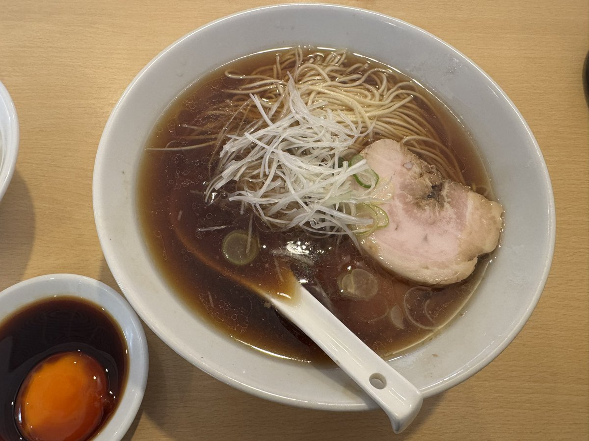 ラーメン芝浜さんのチャーシューメン、漬け卵丼、かわりそば(今日は担々麺)だ!
美味かったァ〜 