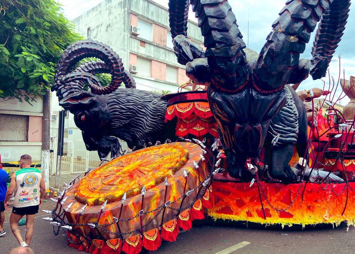 CarnavalDBrasil's tweet photo. URUGUAIANA | Alegorias da Imperadores do Sol hoje a tarde em zona de concentração na Avenida Presidente Vargas. 

#CarnavalDeUruguaiana2026 https://t.co/St56QDJDgh
