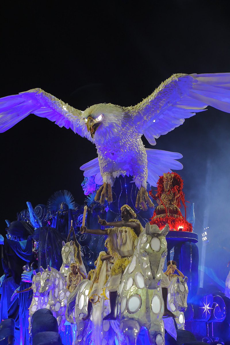 💙⚪️Portela 2026⚪️💙
.
Enredo📚: O Mistério do Príncipe do Bará — A oração do negrinho e a ressurreição de sua coroa sob o céu aberto do Rio Grande
.
Carnavalesco🙋🏻‍♂️: André Rodrigues
.
Colocação🏆: 10° Lugar (Grupo Especial-RJ)
.
Sob o céu do Rio Grande, tem reza pra abençoar🤍🎶