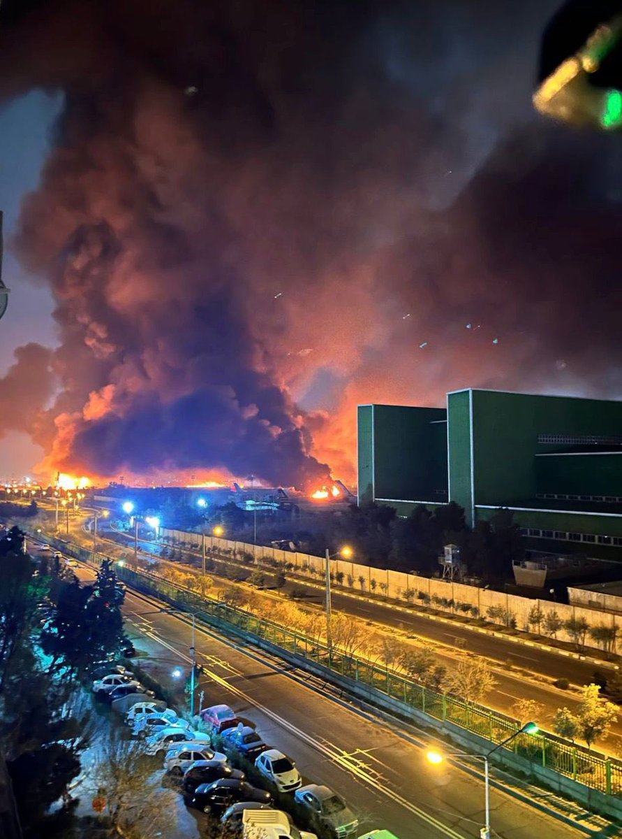 امشب ارتش اسرائیل یکی از شدترین عملیات هوایی را با حمله سنگین به فرودگاه مهرآباد انجام داد. دیگر پرده‌ها کاملا افتاده است که این مداخله ویرانگر کیان ایران و زیرساخت‌های کشور را با اهدافی خصمانه علیه مردم ایران نشانه گرفته است. کسانی که هنوز در غفلت هستند به خود آیند. جمهوری