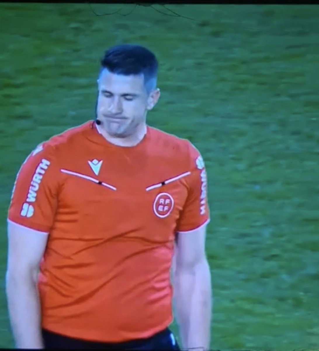 La cara de tristeza de Díaz de Mera con el segundo gol del Real Madrid.

Nos robó 3 penaltis, lo ha intentado absolutamente todo 😭😭😭