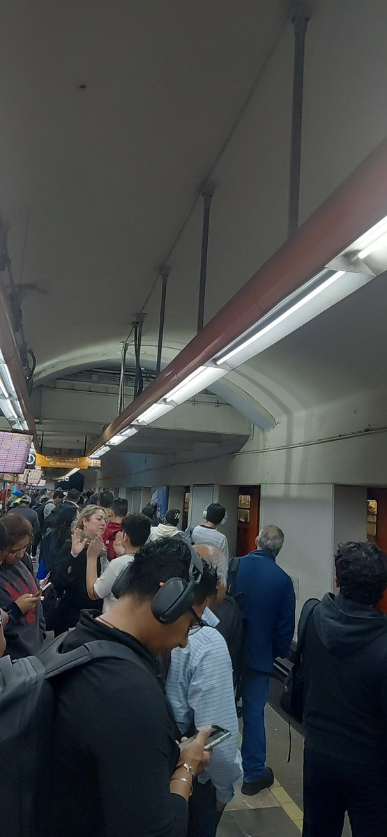 comersegmx's tweet photo. @MetroCDMX Y la L7 porque esta lenta, siempre sus pretextos para justificar el que nonoueden con su trabajo... en viernes y esto totalmente parado... a parte de que otra vez hay escaleras descompuestas tanto que presumieron y ya no sirven @AdrianRubalcava @telediario https://t.co/jpQNVf3Fc8