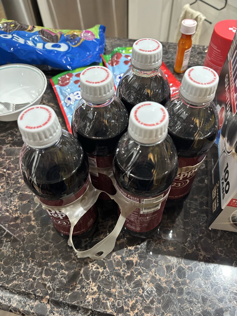 extrablackolive's tweet photo. Hey, @Walmart. Shouldn’t this six-pack have six bottles? Why was this included in my pickup order? https://t.co/xEtPRp4rKU