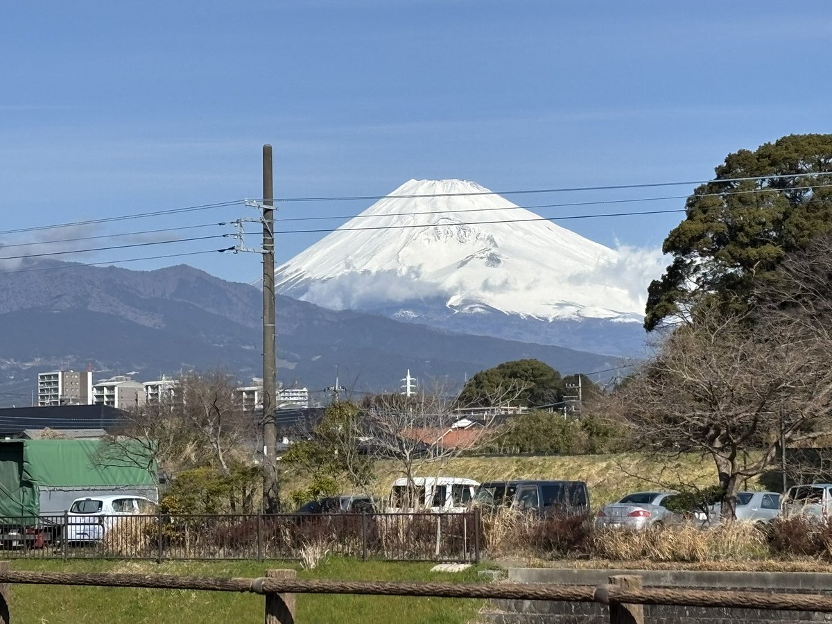 EikaiwaEemss's tweet photo. おはようございます☀スクールから見える今日の富士山🗻雲ひとつない青空に映えて綺麗です。あと1月もしないうちに桜とのコラボレーションが楽しめます🌸三島は良いところです✨
#今日の富士山 https://t.co/blKb8sNWv6