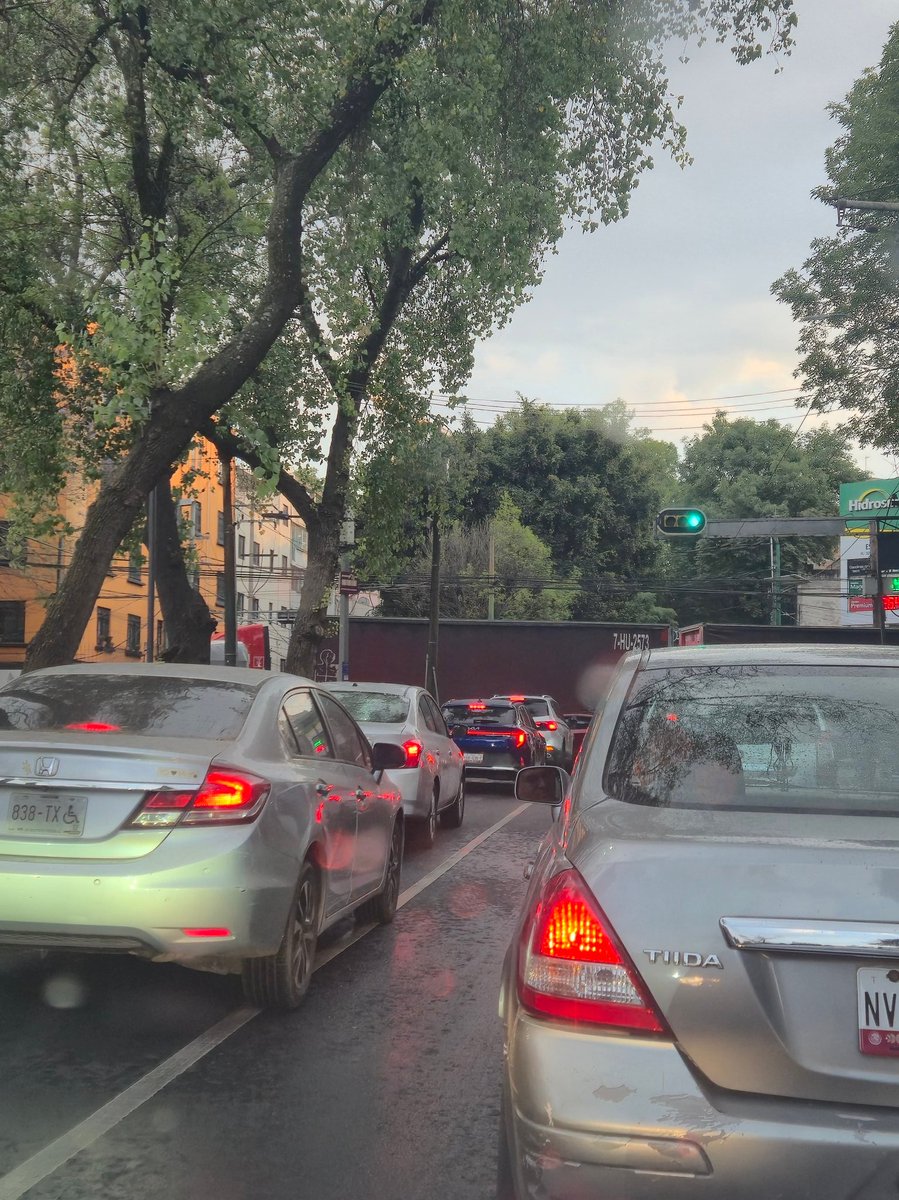 Lexnan's tweet photo. Bloqueo en sonora y nuevo león en la condesa los semáforos impiden avance correcto se quedan atorados camiones @trafico889 @SSC_CDMX https://t.co/LFxPpyX9aZ
