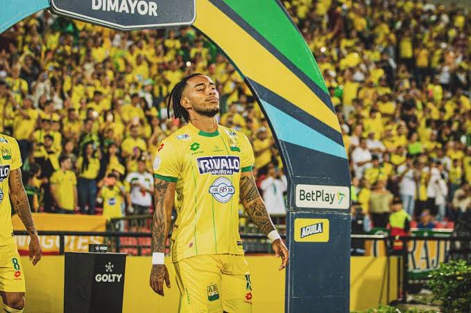 diegocaricatura's tweet photo. Aldair Gutiérrez fue de los artífices de la primera y única estrella que tiene el
Bucaramanga. A él y a todo ese plantel le debemos la gloria más grande que hemos podido experimentar como hinchas.

 Toda mi solidaridad para él y su familia. Mi total rechazo a las amenazas que ha venido recibiendo y que ha hecho públicas en una denuncia.

Este hecho debe avergonzarnos como ciudad. Hay que cuidarlo y siempre agradecerle. Gracias campeón. 💛💚

@AlcaldiaBGA