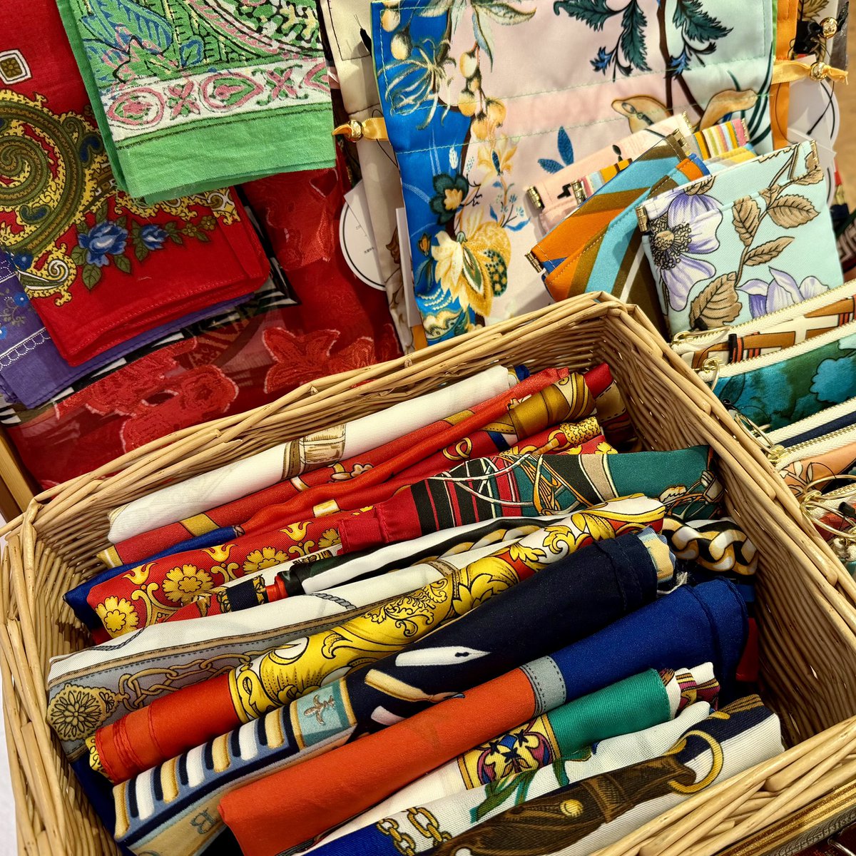 3/8(日)まで開催中の「Lido POP UP STORE」(<a href="/lido_merceria/">Lido（リド）</a> )も、残り2日となりました。
様々なヴィンテージ素材をリメイクした「Chicolatte(チコラッテ)」は、フェア期間中の展開となっていますので、ぜひお手に取ってご覧ください！
#リド #ヴィンテージ