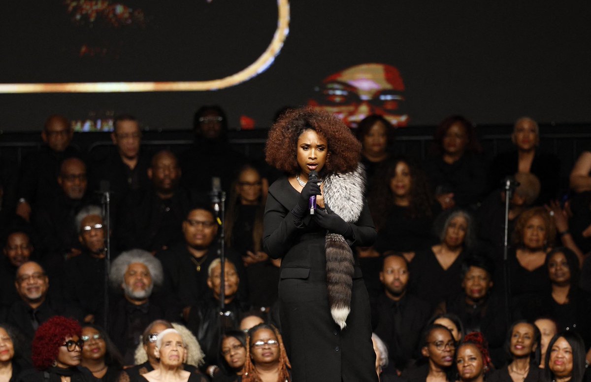 Complex's tweet image. Former President Barack Obama joined Joe Biden, Bill Clinton, former Vice President Kamala Harris, and others in Chicago to honor the late civil rights leader Rev. Jesse Jackson at his memorial service.

RIP to the legend Rev. Jesse Louis Jackson Sr. 🕊️🙏