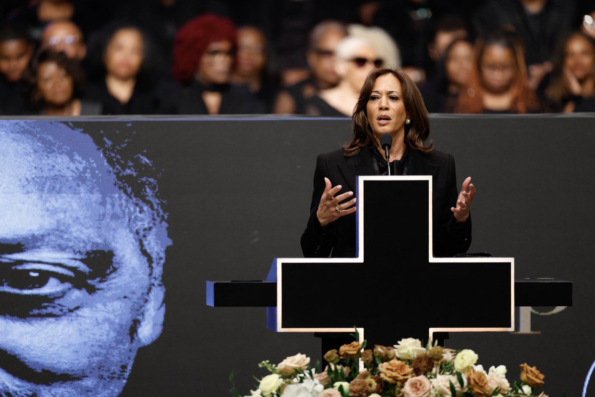 Complex's tweet image. Former President Barack Obama joined Joe Biden, Bill Clinton, former Vice President Kamala Harris, and others in Chicago to honor the late civil rights leader Rev. Jesse Jackson at his memorial service.

RIP to the legend Rev. Jesse Louis Jackson Sr. 🕊️🙏