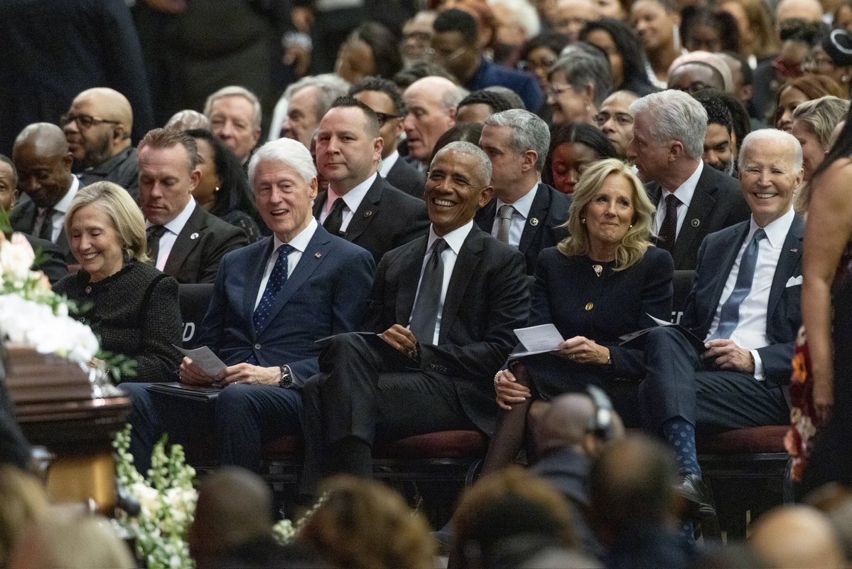 Complex's tweet image. Former President Barack Obama joined Joe Biden, Bill Clinton, former Vice President Kamala Harris, and others in Chicago to honor the late civil rights leader Rev. Jesse Jackson at his memorial service.

RIP to the legend Rev. Jesse Louis Jackson Sr. 🕊️🙏