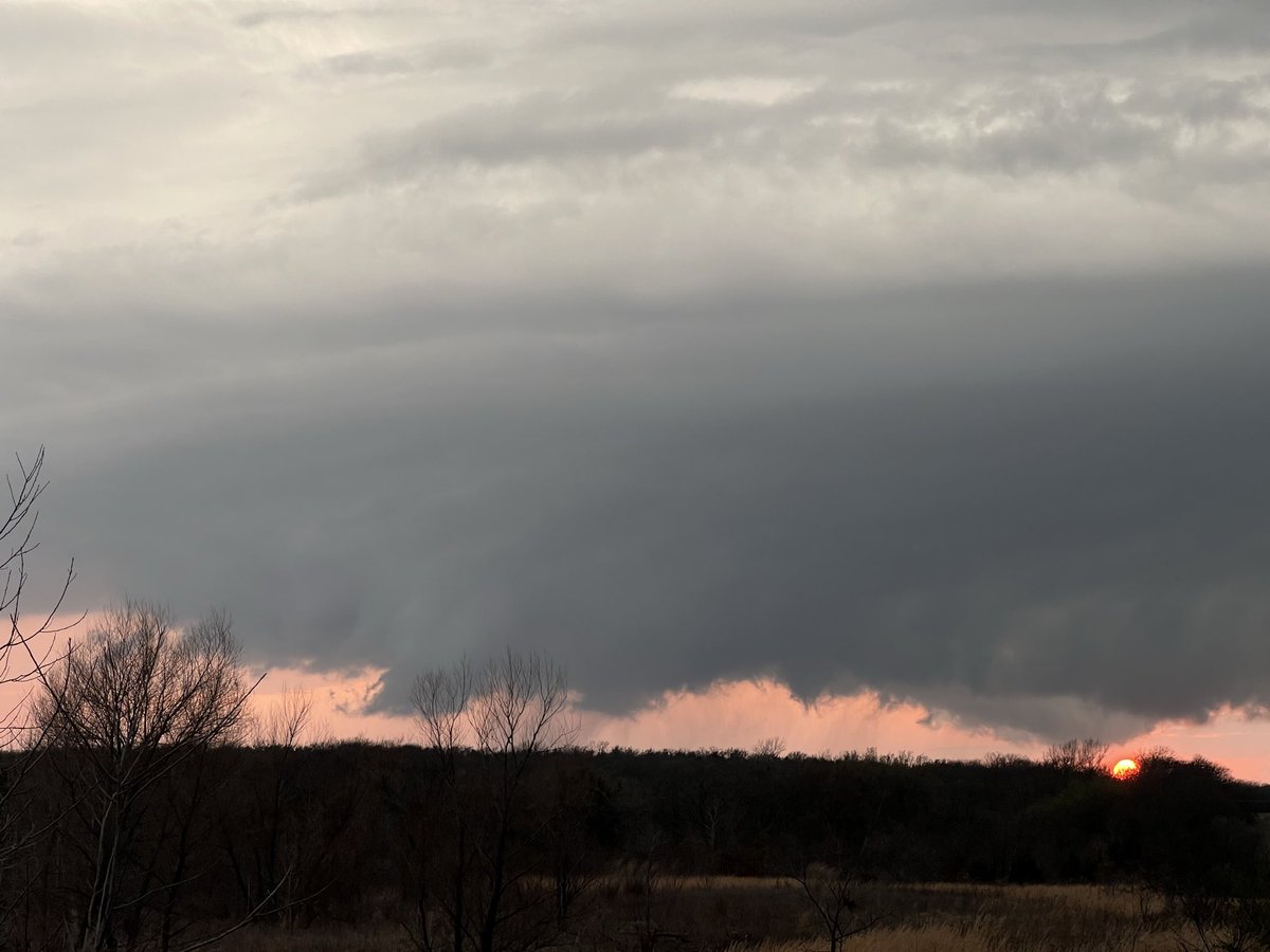 widanskiwx's tweet photo. Supercell looking west from SR 56 and I-40 at 6:15 PM #okwx @NWSNorman https://t.co/hOwaf2iUNu