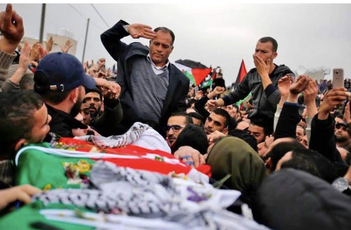 sereen10Leo's tweet photo. عند احضار جثمان الباسل الطاهر،صاح عمه مخاطباً والدته:21 رصاصة كلهم بصدره ولا وحدة بظهره أوعي تعيطي

فردت والدة الباسل: سَبع يما
وأدى والده التحية العسكرية لهُ

تسع سنوات على ارتقاء البطل باسل الأعرج https://t.co/ksnR14btyQ