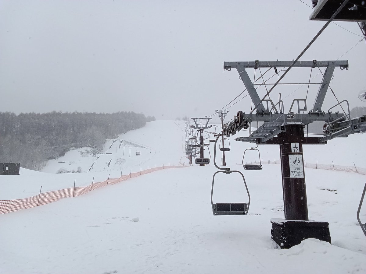 wassamu_ski's tweet photo. 3/7(土)  
運行リフト　第1・第2リフト
第1　10:00〜20:00
第2    10:00〜日没
天候　曇り

町民スキー大会を開催しています
ご理解の程お願いいたします

⚠️雪不足のためブッシュ・石などが出ています。気をつけてご滑走ください https://t.co/4Ott9yzIOm