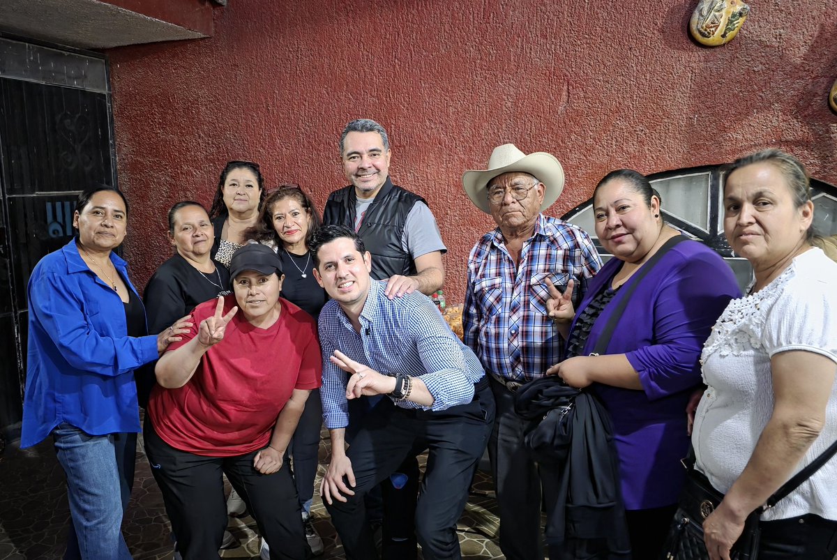 Oscaramirezca's tweet photo. No nos detenemos en recorrer las colonias de Zapopan

 Muchas gracias a las vecinas y vecinos de La Noria por recibirnos y por ser aliados para trabajar en equipo por su colonia. 🫱🏻‍🫲🏼

#Zapopan #Colonias #TrabajoEnEquipo #AmigasYAmigos #Jalisco https://t.co/AqFR4w1yCm