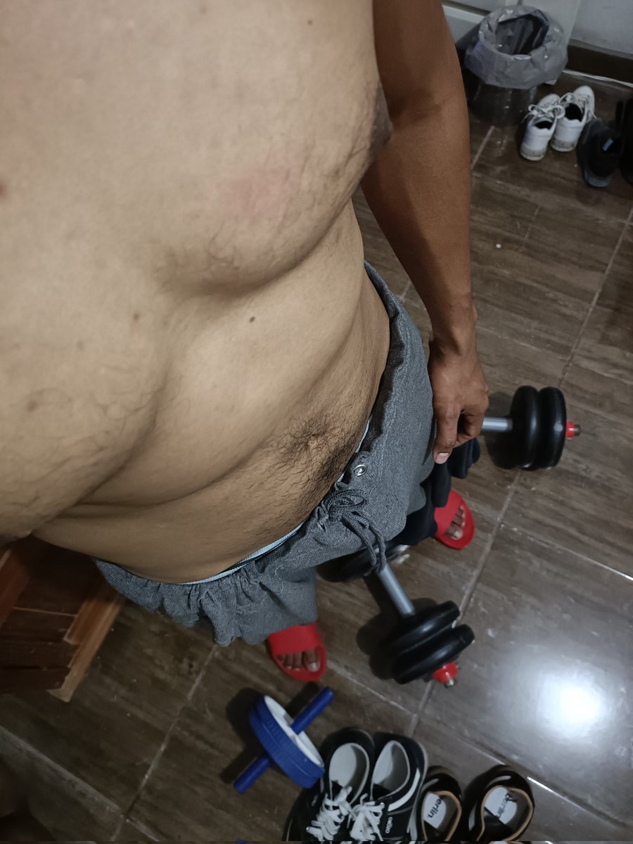 Mis buenos días 🏙️
Soy como un dubalin puedes ver mis brazos? 🤭
#pelos #gym #hot #hombres