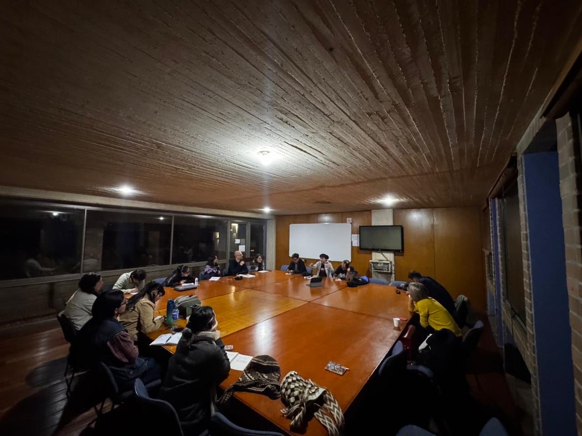 GSEID_UNAL's tweet photo. Hoy realizamos la primera sesión de 2026 del Semillero de Economía Popular, en la que dialogamos en torno a un balance de la política pública dirigida a las economías populares. https://t.co/WwSx1yImbc