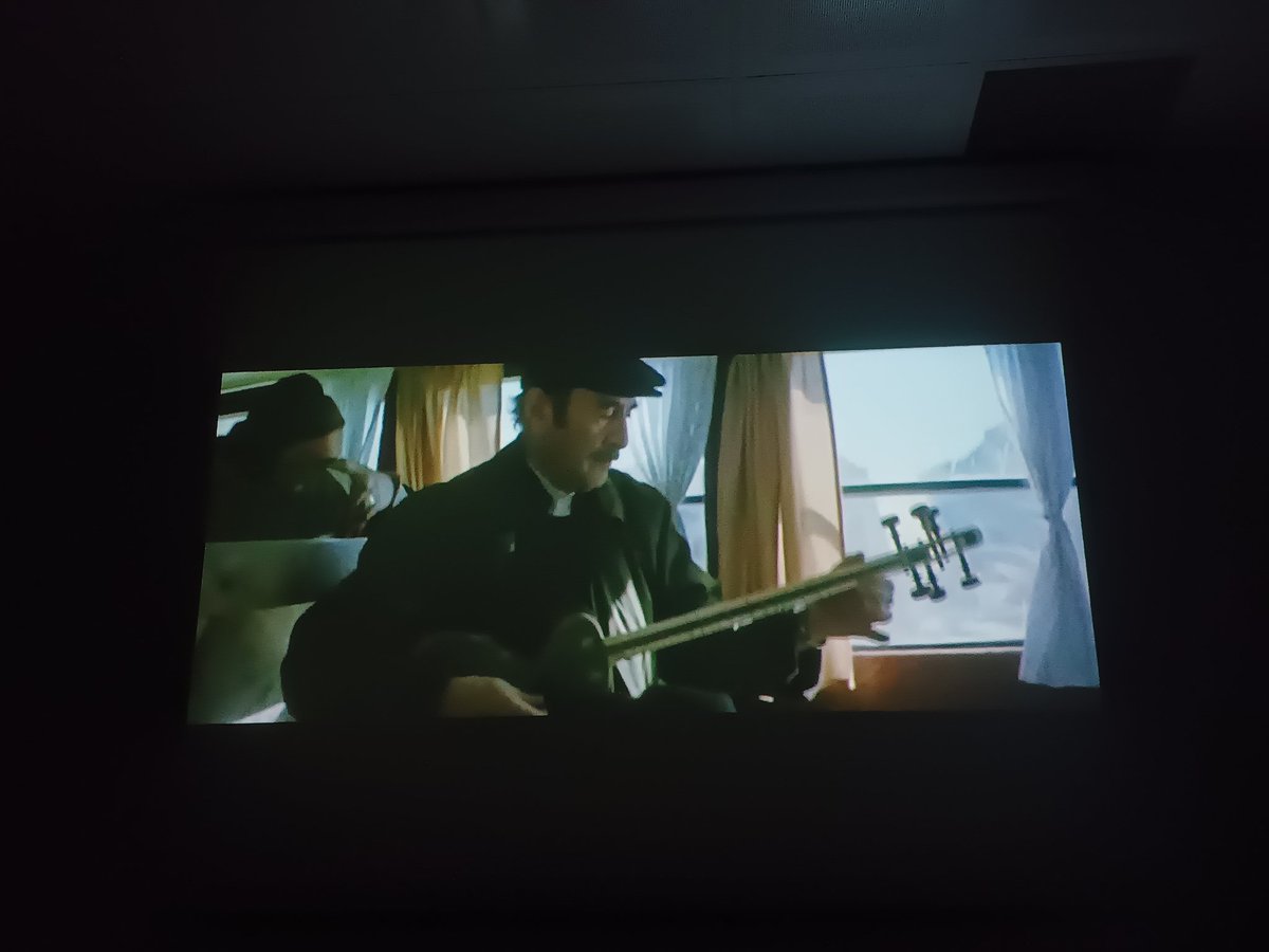 "Bilim her şeyi açıklamaz , bazı şeyler yürekten gelir ve doğa üstüdür" 

Half Moon'