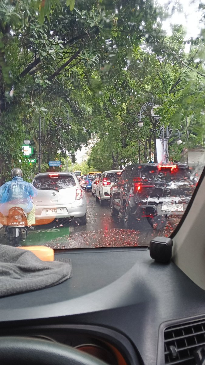 Tambahin, Tarbak. Ini tiap bubaran sekolah langsung bikin jl. Riau sepanjang KFC sampai Graha Pos crowded.