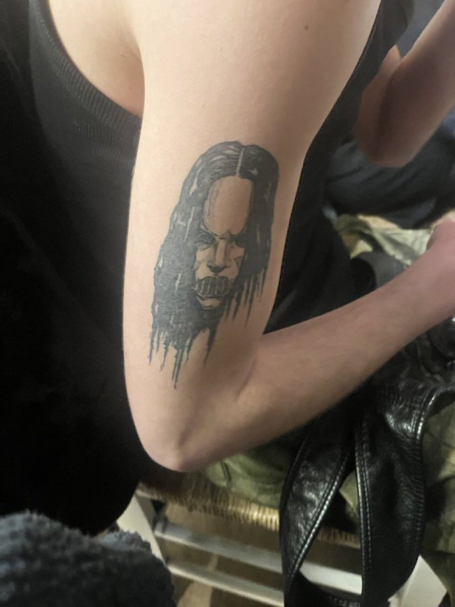 y’a vraiment un zoulou il c’est tatoué sa?