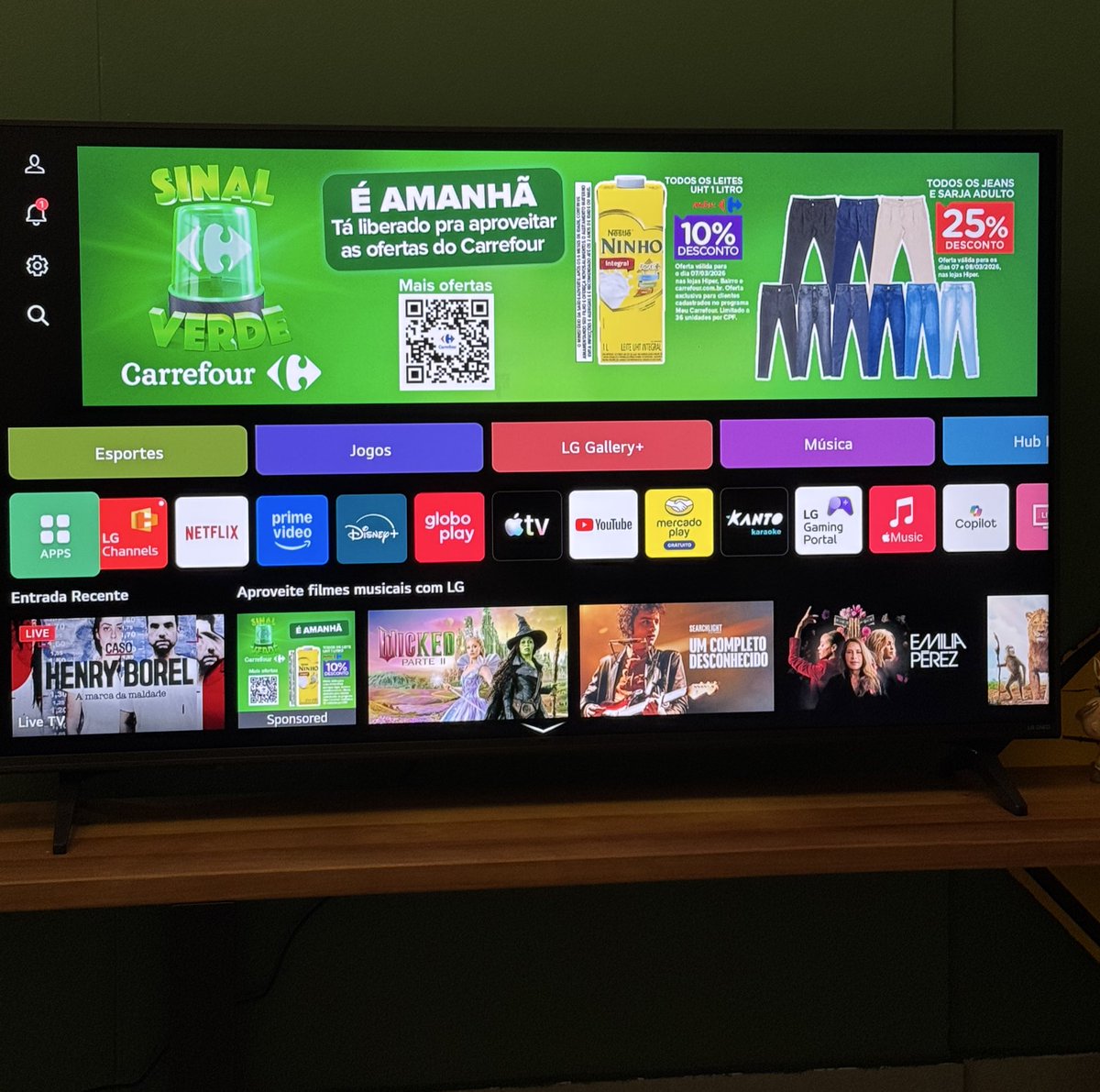 fffffffffelipe's tweet photo. Que doido isso. Você compra uma tv e ela é um outdoor com publicidade https://t.co/NXgIZMa1XP