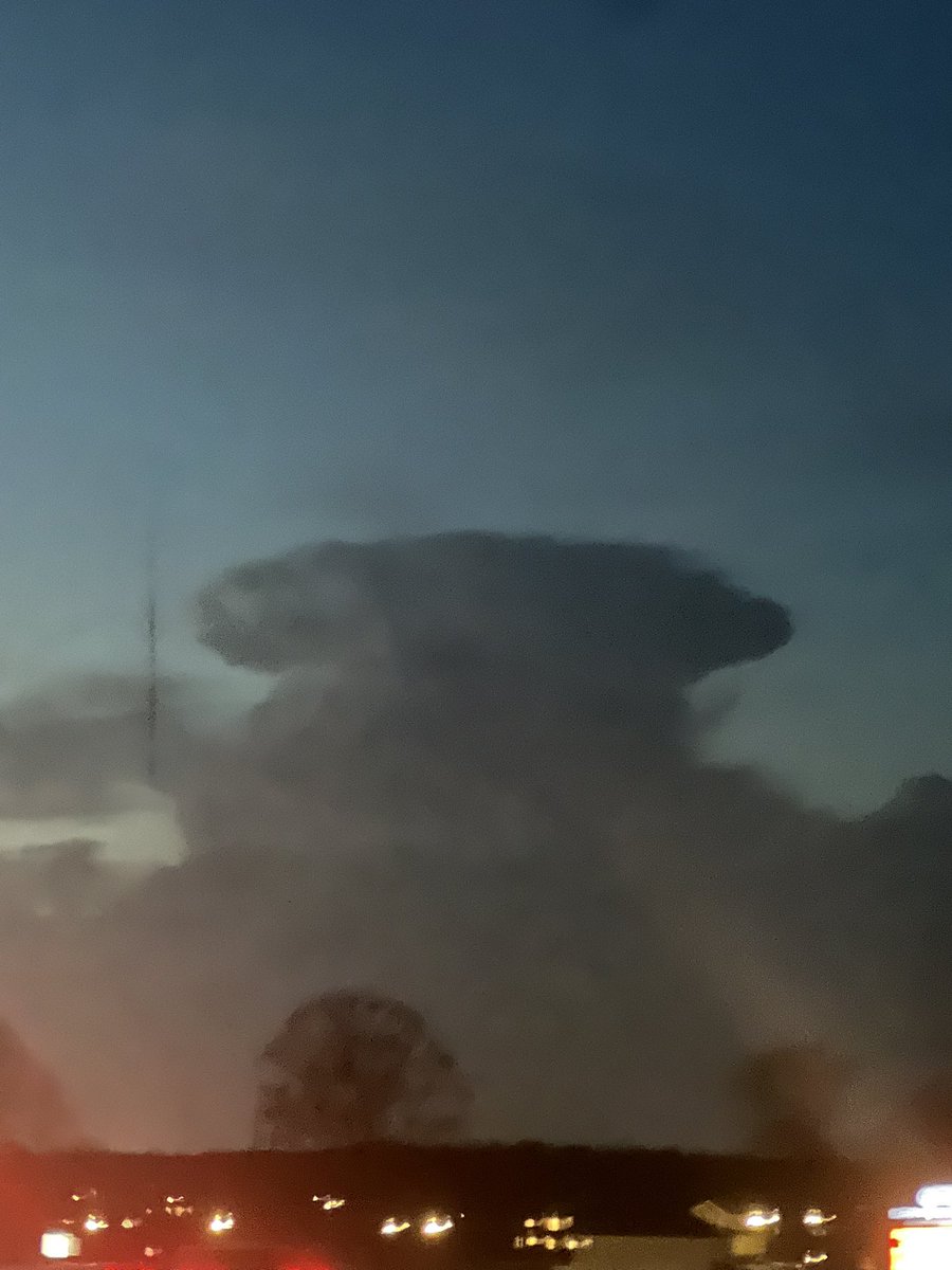 estherfrompluto's tweet photo. @wxornotBG not a great pic, but seeing this cloud with some lightning inside of it over in Allen Co. What kind of formation is this?? https://t.co/bD5FmD0Awi