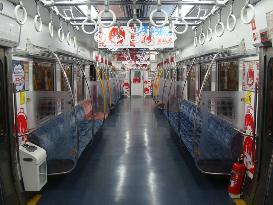 今話題のJRキューポラッピングの車内を撮影しました。夜間の荒木