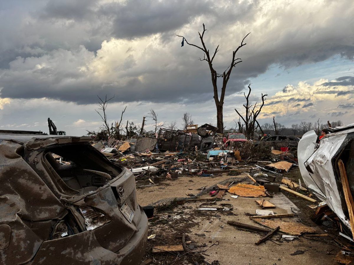 furkanhabernet's tweet image. 🌪️ABD'nin #Michigan eyaletindeki Union City'de meydana gelen kasırga büyük yıkıma neden oldu❗

#WeatherAlert #Hurricane #unioncity
furkanhaber.net