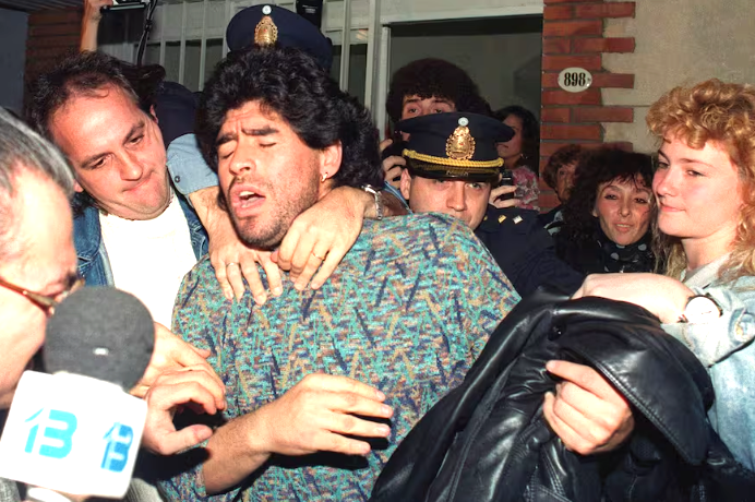 DIFERENCIAS

No consume drogas.
Nunca fue preso.
No lo encontraron en un departamento acostado con un hombre.
No lo sacaron de ningún mundial por doping.
No abuso de menores en Cuba.
No tiene hijos no reconocidos.
No tiene fotos con genocidas como Chavez, Maduro y Fidel Castro.