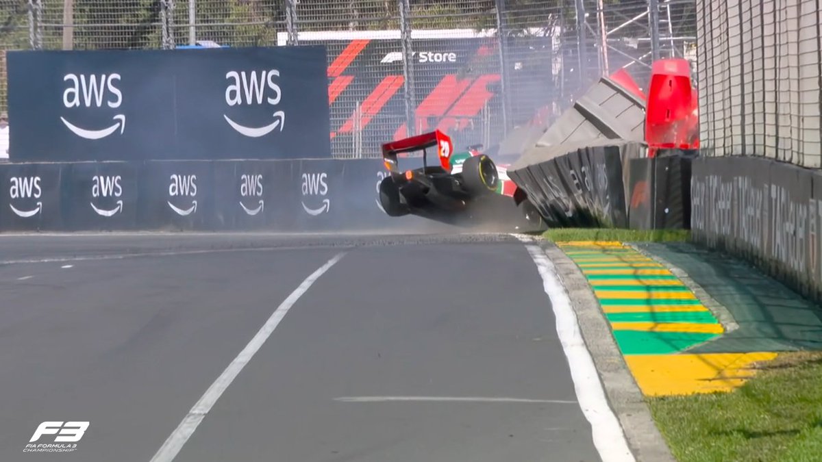Formula3's tweet photo. 🔴 RED FLAG 🔴

Sharp and Wharton collide at Turn 5.

#F3 #AusGP https://t.co/sPWU6bzZY3