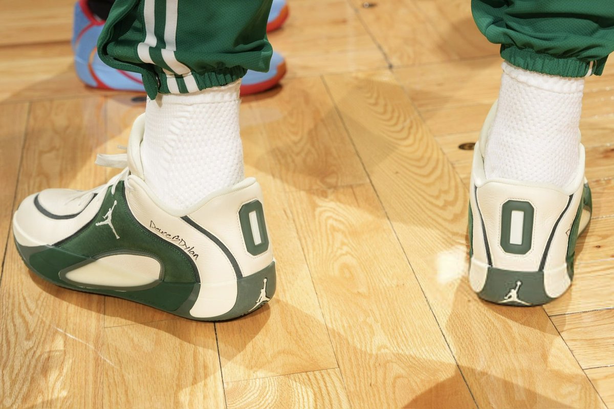Jayson Tatum breaks out new Jordan Tatum 4s for his first game back 🍀 <a href="/jaytatum0/">Jayson Tatum</a>