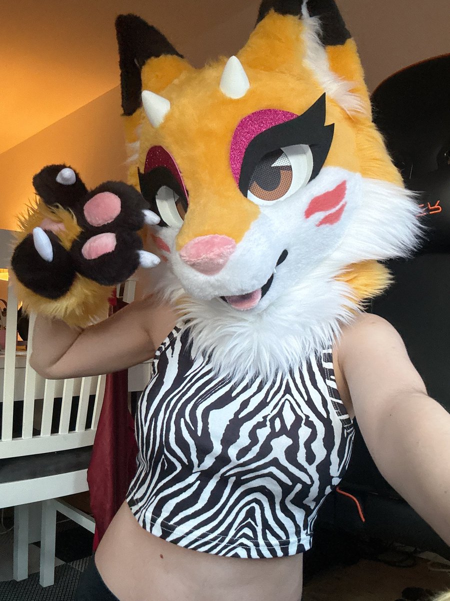 FurryQueenie💚 tweet media