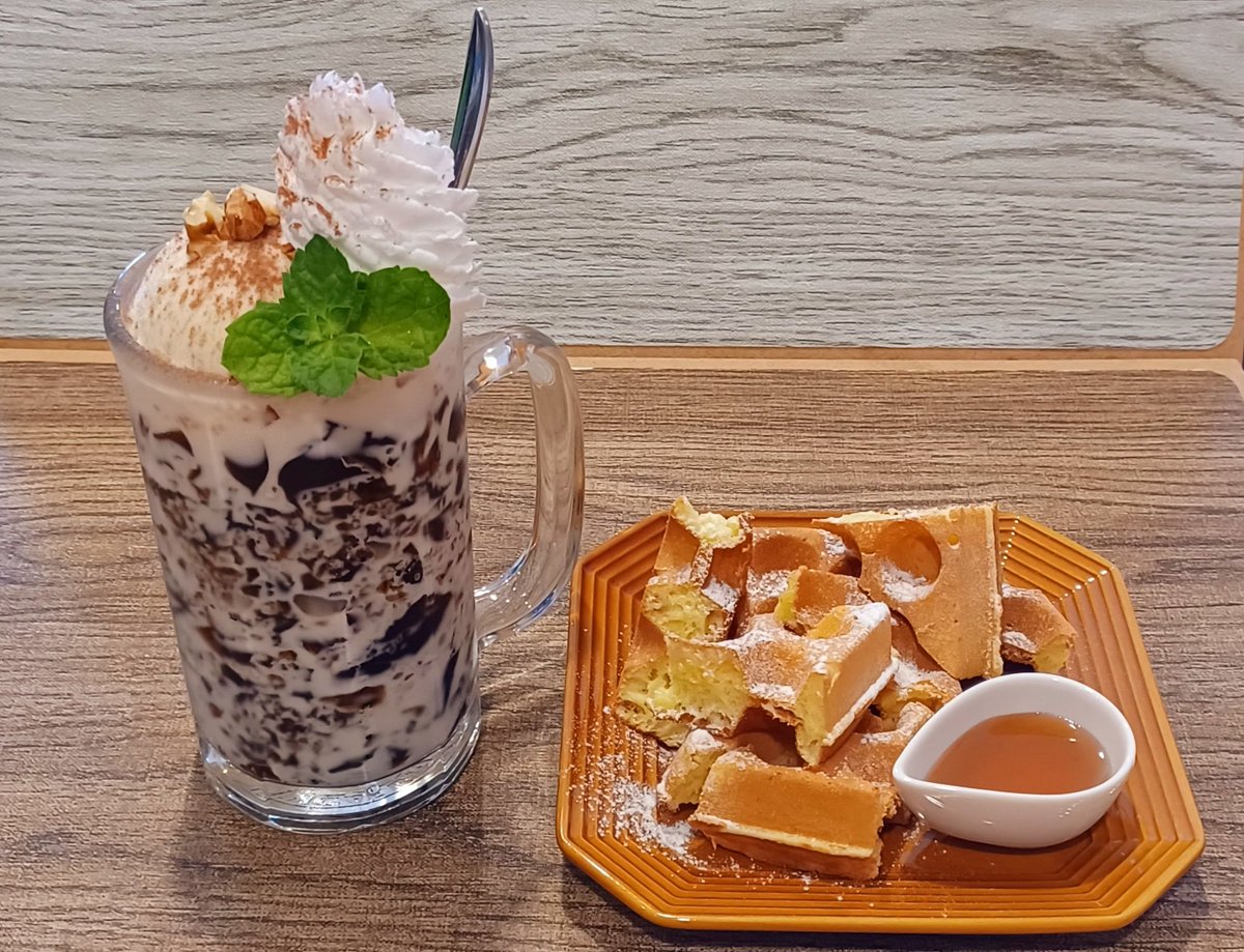 NTanacafe's tweet photo. 昨晩は雨🌧️が降りましたが、本日は晴れ🌞ました😄昨年販売していました、飲むコーヒーゼリーを週末限定で販売開始します！レトロなソーダーも人気です！焼き立てワッフル🧇とセットでお楽しみください！
#エヌタナカフェ　#ワッフル　#おひとりさま　#おふたりさま　#カフェ https://t.co/34uYAdokjY