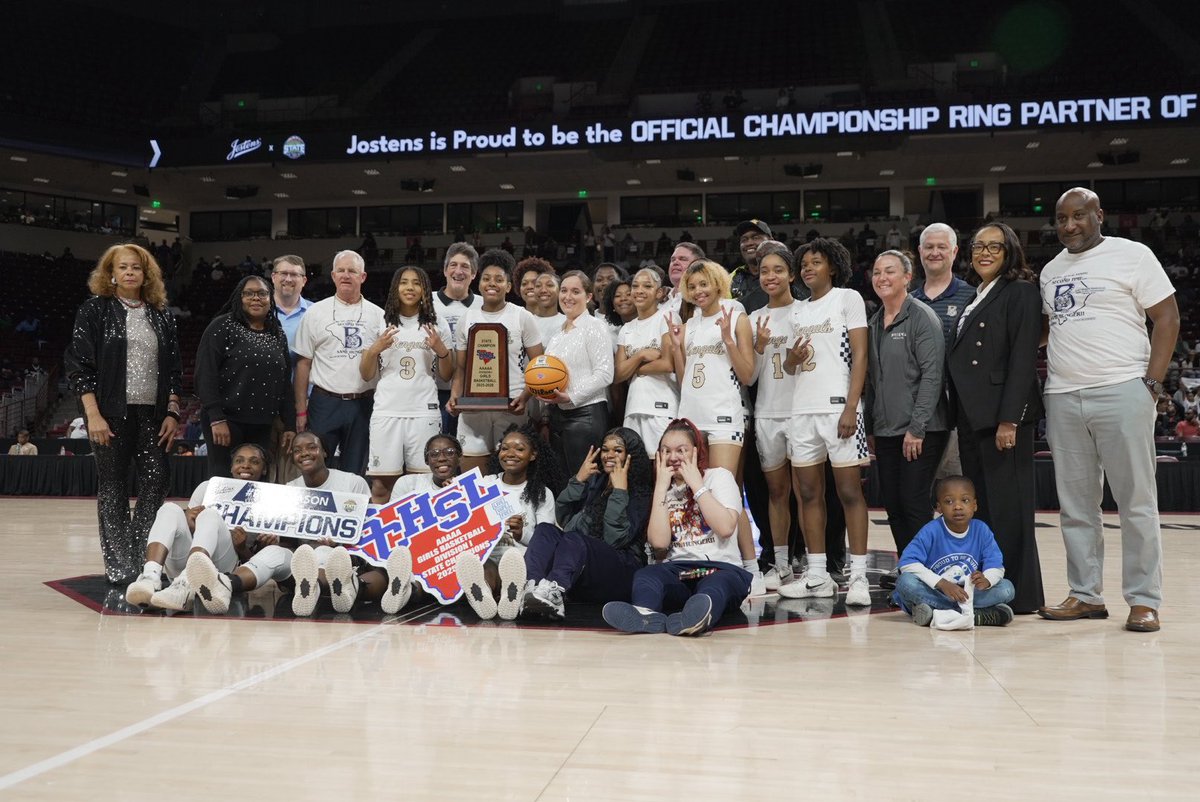 RichlandTwo's tweet photo. @bwoodwbball 🏆👏 #GoBengals #RichlandTwo https://t.co/mg8Xj57D2L