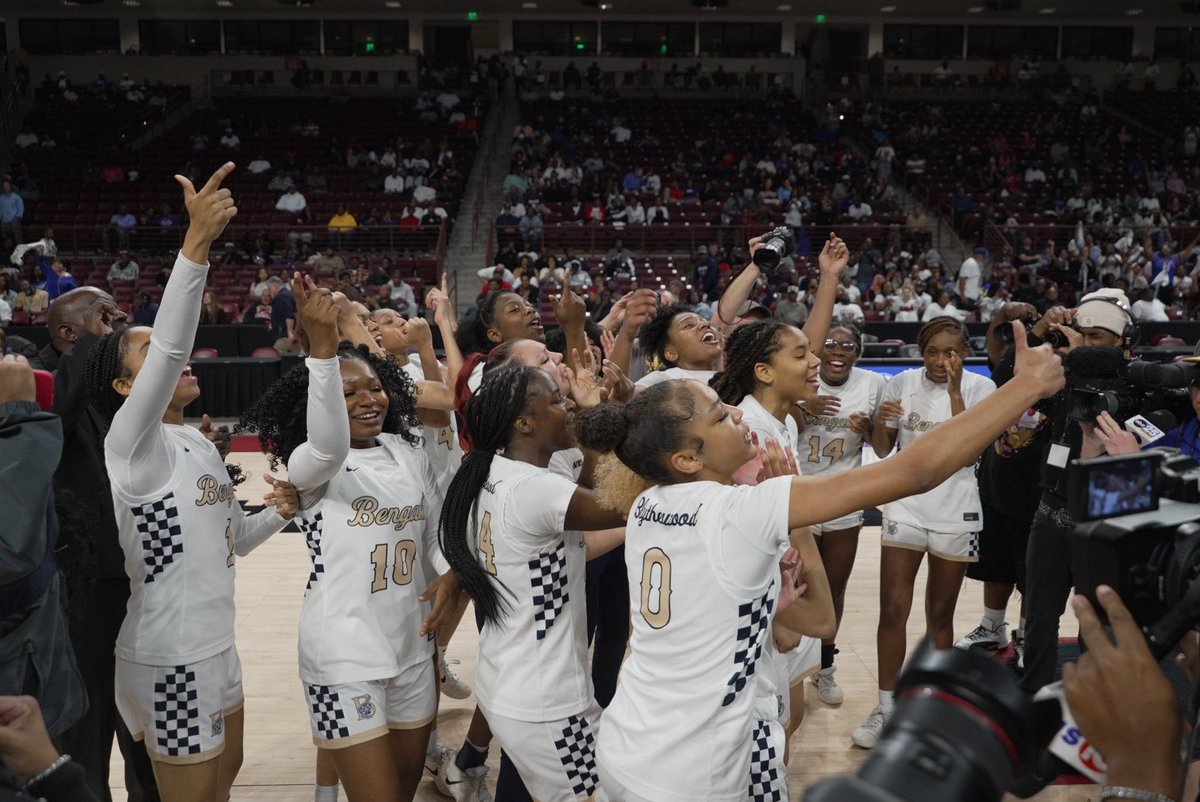 RichlandTwo's tweet photo. @bwoodwbball 🏆👏 #GoBengals #RichlandTwo https://t.co/mg8Xj57D2L