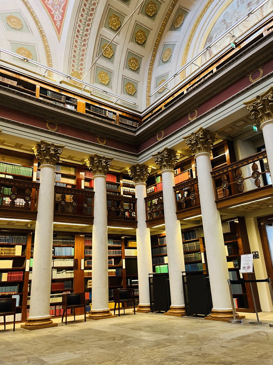 La Biblioteca Nacional de Finlandia es una parada muy interesante para los amantes de los libros. Forma parte de la Universidad de Helsinki y resguarda la cultura y herencia finlandesa. Sus partes más antiguas son de mediados del siglo XIX.

#HablemosDeLibros