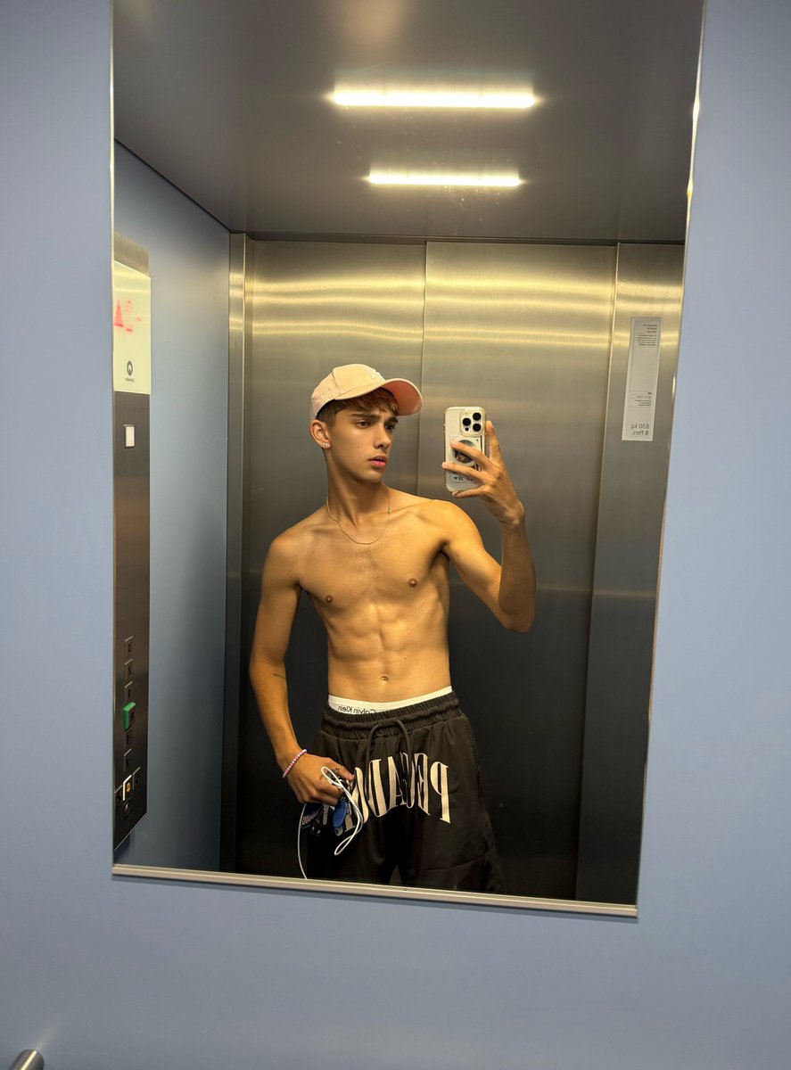 chico_twiink's tweet photo. A good elevator selfie 😏 https://t.co/pj40ntkta8