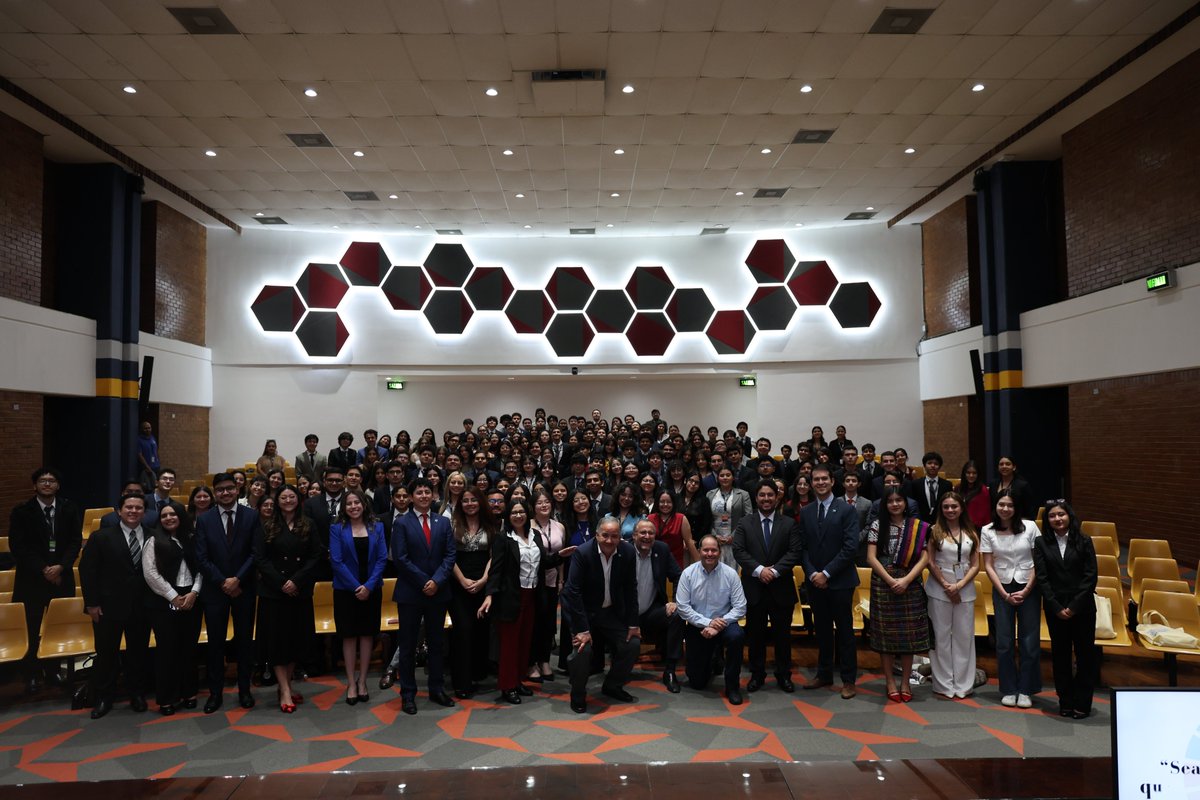 FAOGuatemala's tweet photo. La @FAO 🇬🇹 participó en el diálogo Pacto del Futuro: juventudes y generaciones futuras organizado por el Modelo Universitario de @ONUGuatemala, #MINUG junto con @onumujeresgt, @PNUDGuatemala y @OIMGuatemala en donde conversaron con más de 200 jóvenes. https://t.co/ECh4PzgjAW