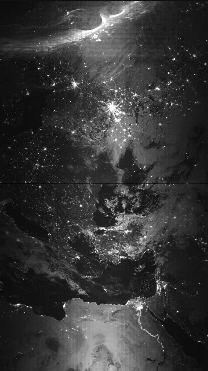 Meti172172's tweet photo. Auroras visible on NOAA 21's VIIRS DNB channel. Absolutely stunning display! https://t.co/H2JX2eMjm1