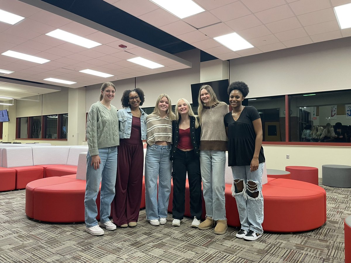 Ella Burleson tweet media