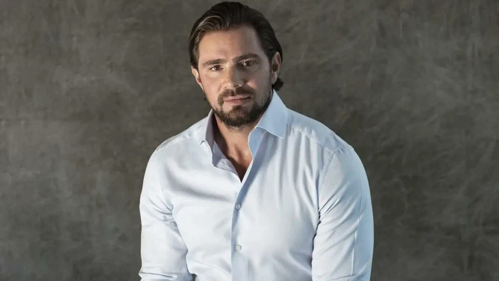 Acionista na SAF do Galo, Daniel Vorcaro teve R$ 200 milhões pra bancar shows de Bocelli, Bublé, Coldplay, David Gueta e JaRule na Sicilia (informações apuradas pelo SBT News), mas não teve dinheiro pra contratar um zagueiro top e ainda deixou o Atlético um ano sem volante.