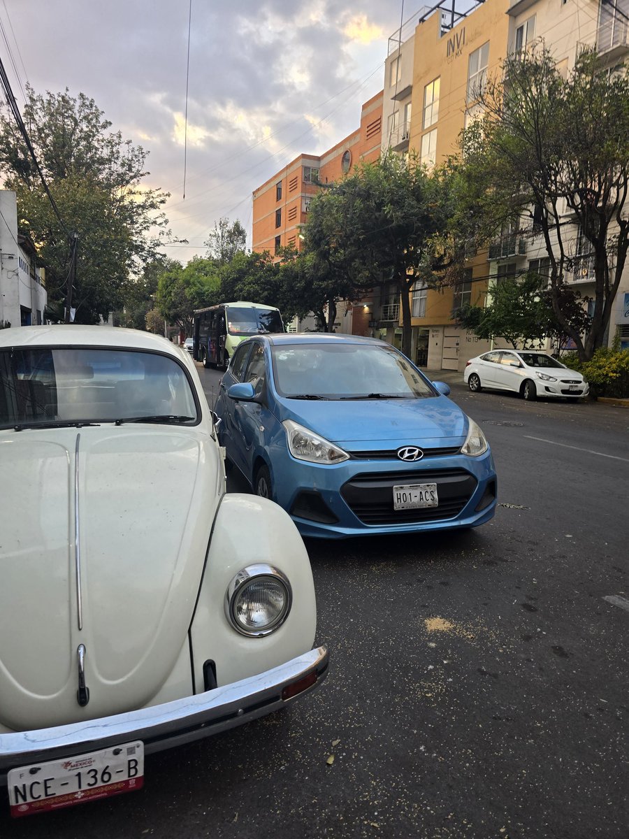VecinosRomeroBJ's tweet photo. Coche estacionado en doble fila desde las 8am, ya se han hecho varios reportes al 911 y no procede el reporte. Ubicado en Romero 114, col niños Heroes, alcaldia Benito juarez, 03440, entre castilla y Virgilio Uribe @GobCDMX @BJAlcaldia @UCS_GCDMX https://t.co/vdt5YhdwLW