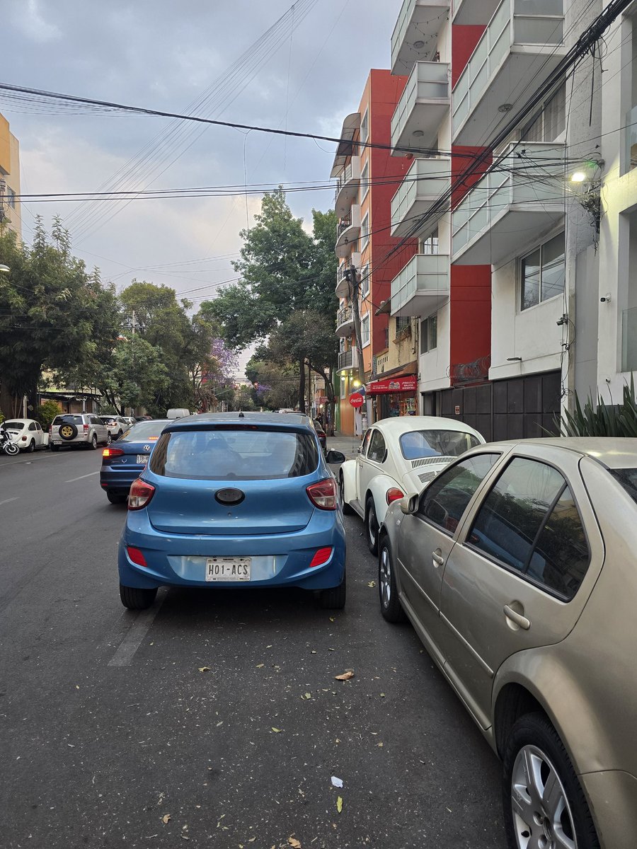 VecinosRomeroBJ's tweet photo. Coche estacionado en doble fila desde las 8am, ya se han hecho varios reportes al 911 y no procede el reporte. Ubicado en Romero 114, col niños Heroes, alcaldia Benito juarez, 03440, entre castilla y Virgilio Uribe @GobCDMX @BJAlcaldia @UCS_GCDMX https://t.co/vdt5YhdwLW