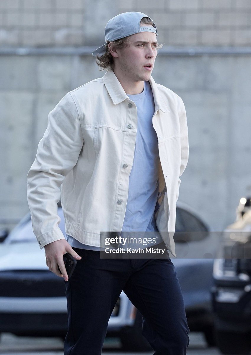 mackcelebrinis's tweet photo. the jacket WAITTT https://t.co/Z3OjSg67ey