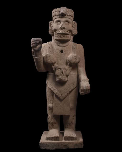 INAHmx's tweet photo. ¡Este portaestandarte prehispánico está de visita en el @MANArqueologico! 😱

Hallado en Tehuacán Viejo, podría representar a una mujer guerrera: rostro descarnado, corona de cráneos, falda de estrellas y capa de águila. 

📍 “La mitad del mundo”, hasta el 22 de marzo de 2026. https://t.co/D9KdxS7TqS
