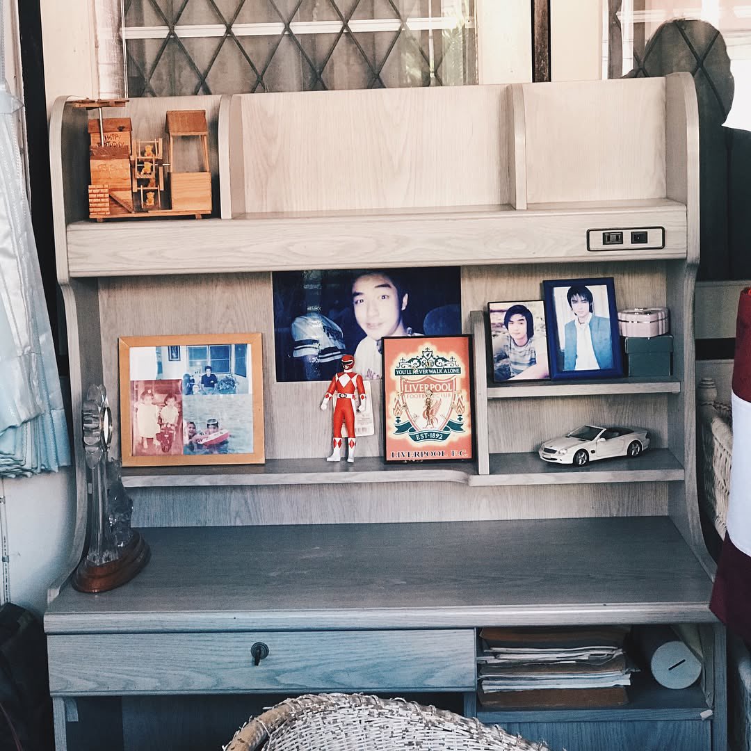 เคยไปทำบุญ 10 ปีที่พี่บิ๊กจากไป แล้วเค้าเปิดบ้านให้ฟคเข้า คือพ่อยังเก็บทุกอย่างไว้หมดเลย (ไม่ตอนนี้เป็นยังไงบ้าง) แต่เห็นแล้วมีน้ำตา ได้แต่คิดว่า ทำไมต้องเป็นแบบนี้ในช่วงที่กำลังรุ่งน้ออออ เค้าควรอยู่ให้นานกว่านี้มั้ยนะ