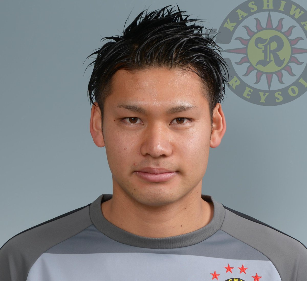 camisa8BRASIL's tweet photo. GKの中村航輔もそうでした。

2019年私がレイソルへ戻った時、彼はチームのレギュラーで代表にも呼ばれていました。

プレシーズンの時に彼が来て「移籍したい」と言ったんです。

私は言いました。
「君は私の正GKなんだ。今出て行くのはダメだ。まずこのチームをJ2で優勝させて、J1へ戻してくれ。そうしたら私がフロントに言って君を自由にしてやる」

でも練習後にGKコーチが毎回私のところへ来て、私も航輔と30分くらい話したりしていましたが、結局彼はポルトガルのポルティモネンセへ行ってしまいました。

しかしほとんど試合に出られず、2年を無駄にして、代表の座も失いました。

全く別人となってしまい、私は彼がセレッソに行ったことも知りませんでした。